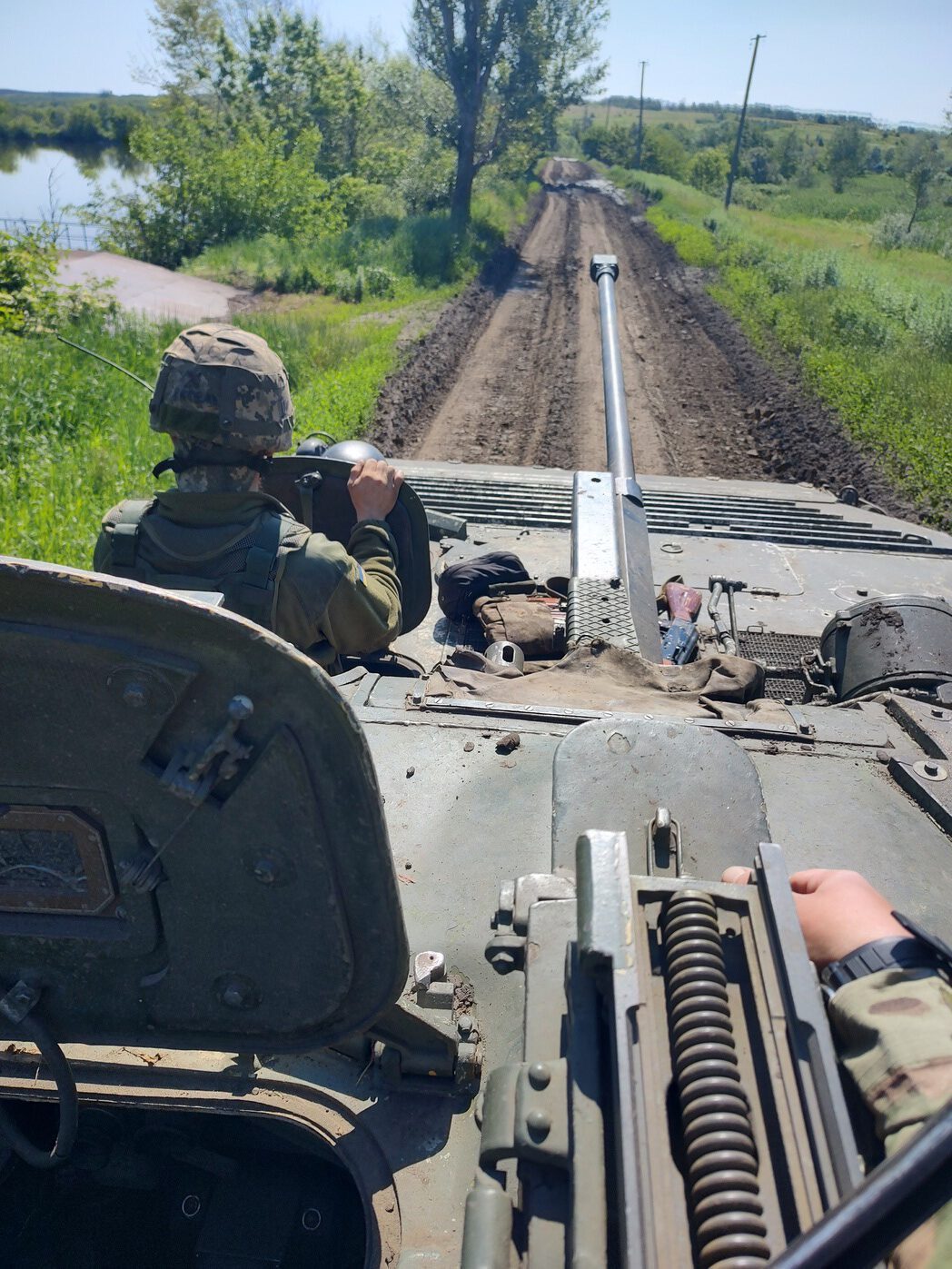 Blick auf einen Soldaten während der Fahrt in einem Militärfahrzeug