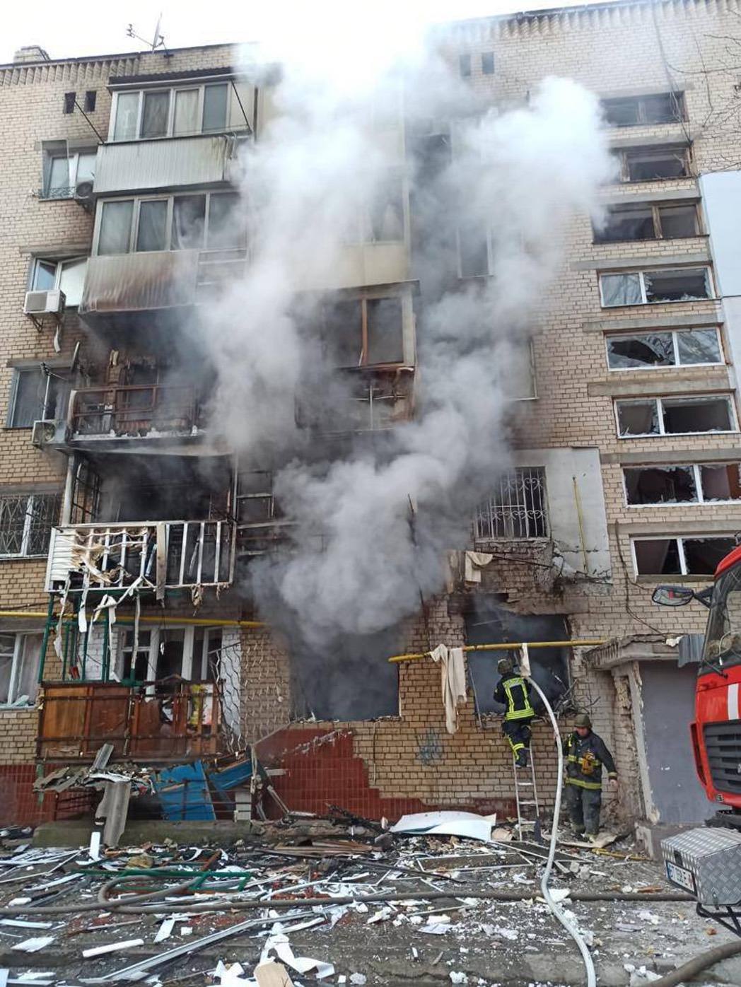 Rauch steigt aus einem beschossenen Wohnhaus in der Ukraine