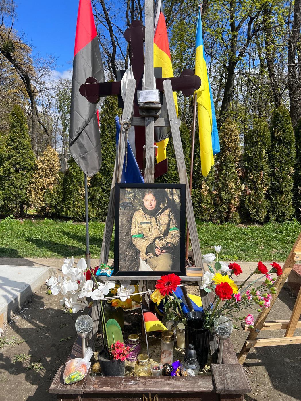 Das Grab von Savita Diana Wagner mit Porträt, Blumen und ukrainischer Flagge in Kiew