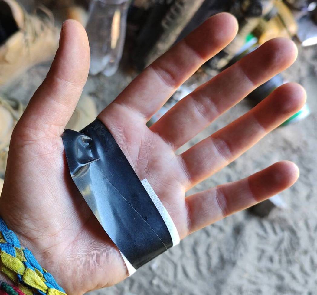 Ein Granatsplitter liegt in einer geöffneten Hand