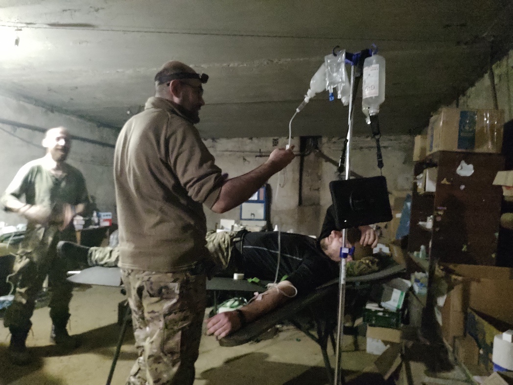 Ein Soldat in Uniform in einer Unterkunft an der Front