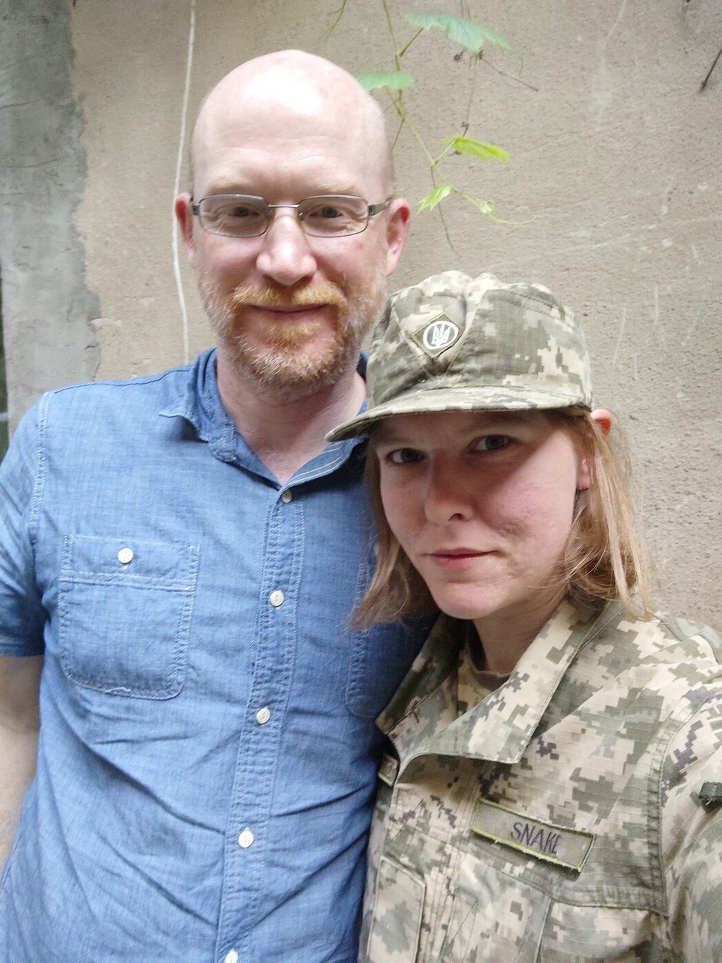 Savita Diana Wagner in Uniform neben einem Mann im blauen Hemd