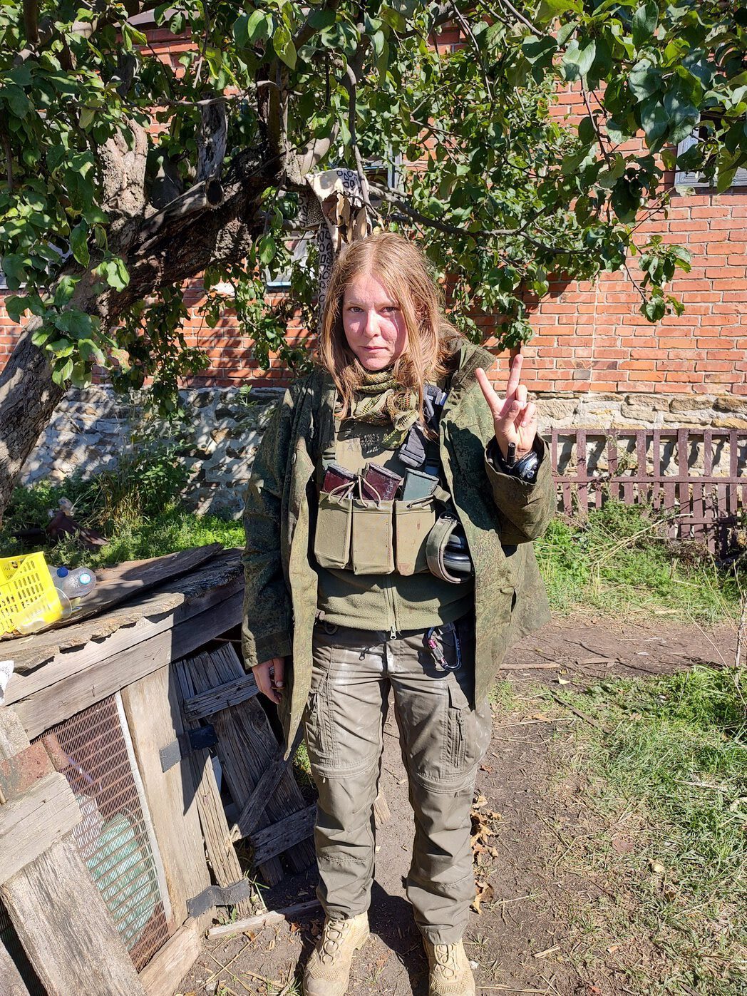 Savita Diana Wagner in Uniform mit Schutzweste vor einem zerstörten Gebäude