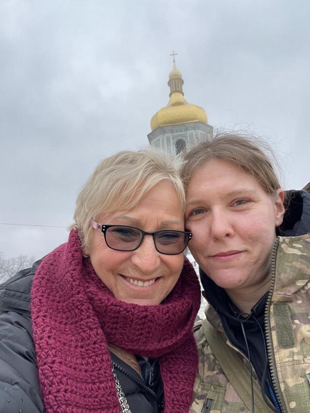 Savita Diana Wagner in Uniform und ihre Mutter Ursula Wagner, Selfie