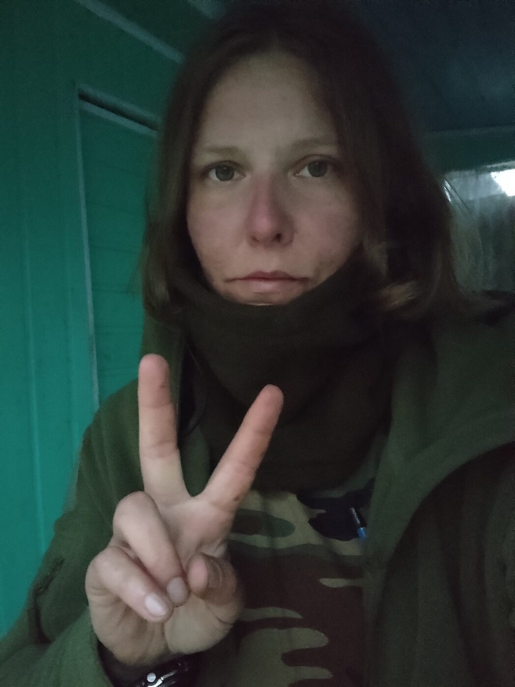 Savita Diana Wagner zeigt das Victory-Zeichen, Selfie