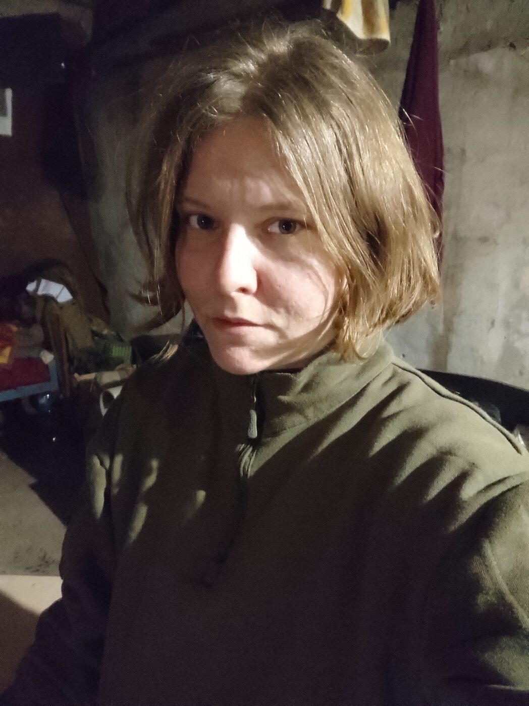 Savita Diana Wagner in Uniform, Selfie mit ernstem Blick