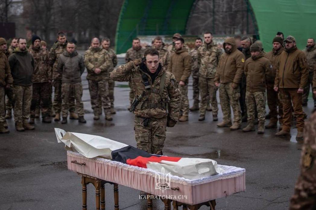 Soldaten stehen bei der Trauerfeier für Savita Diana Wagner in Kiew Spalier