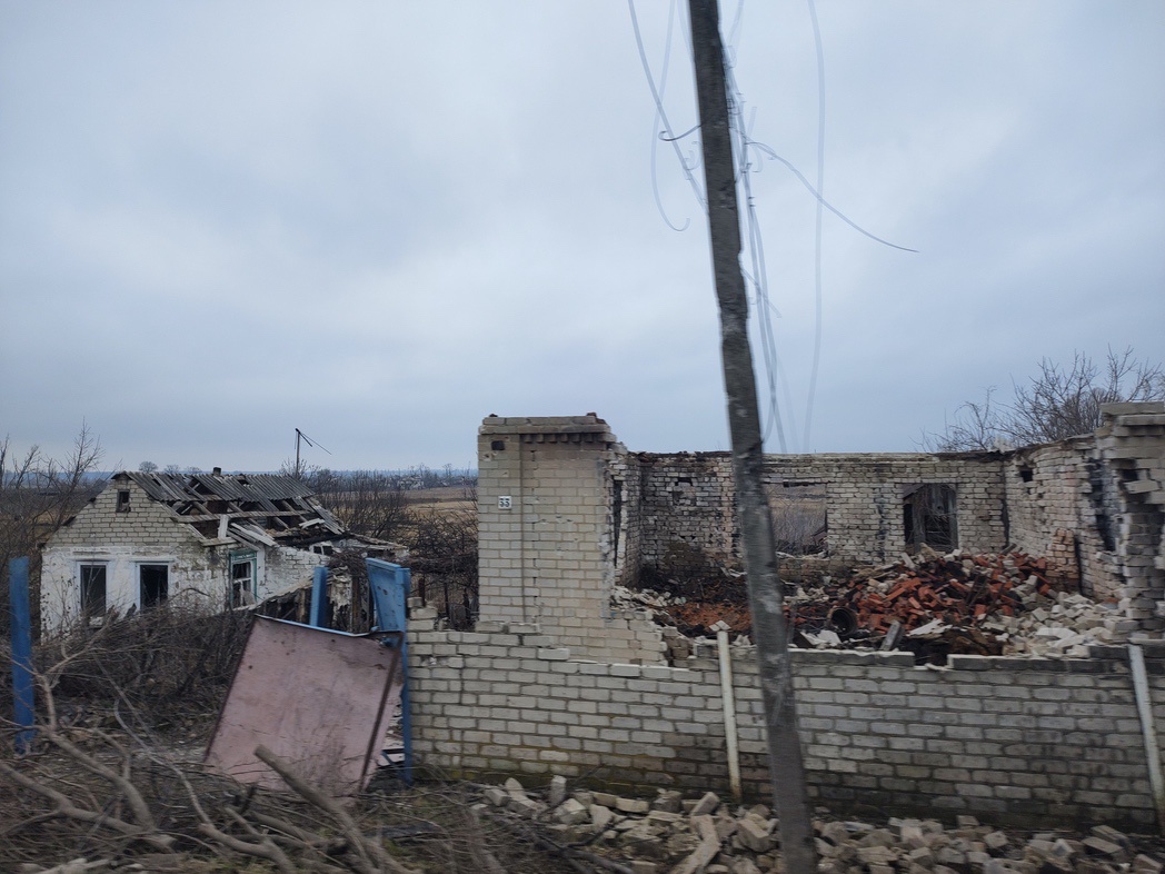 Zerstörte Häuser in einem ukrainischen Dorf