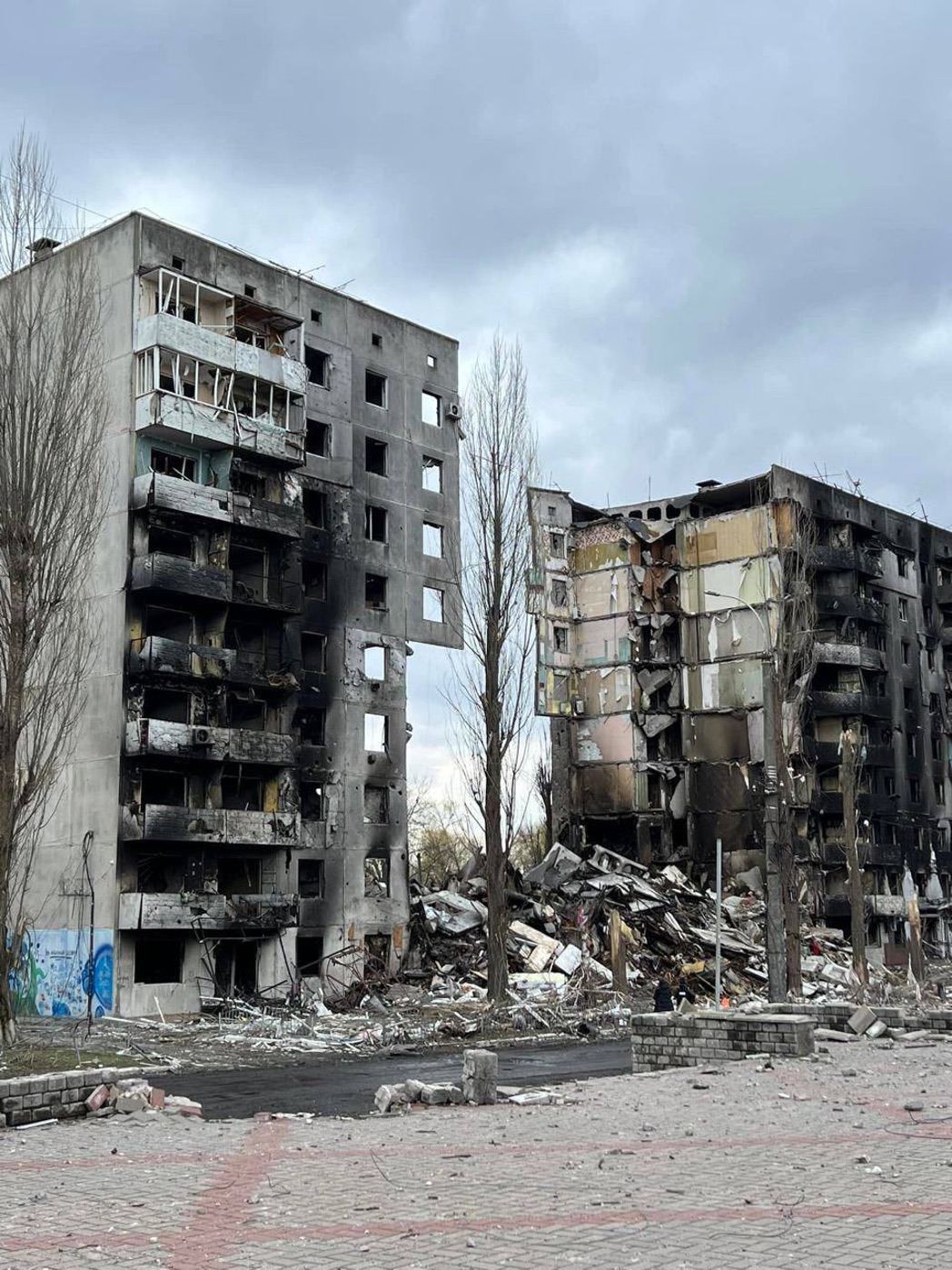 Ein durch Beschuss schwer beschädigtes Hochhaus in der Ukraine